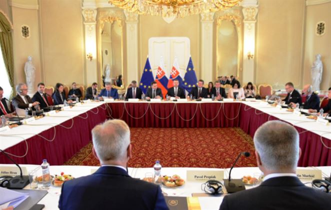 Pellegrini: Slovensko je na križovatke, budúcnosť patrí zeleným technológiám a elektromobilite
